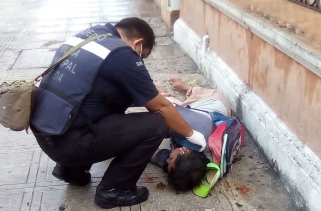 Mérida: Hombre cae y convulsiona en el centro