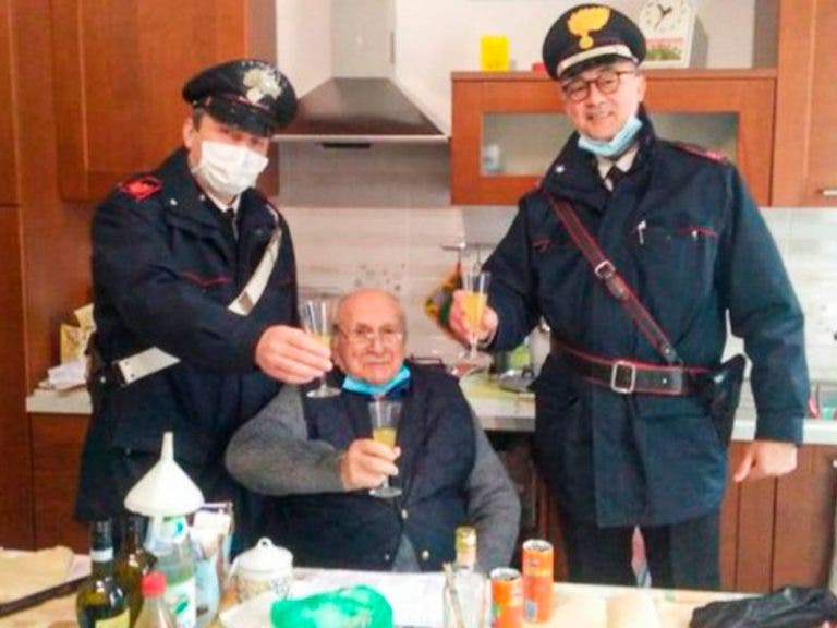 Abuelito pide a la policía que lo acompañen a brindar en Navidad... no quiso estar solo