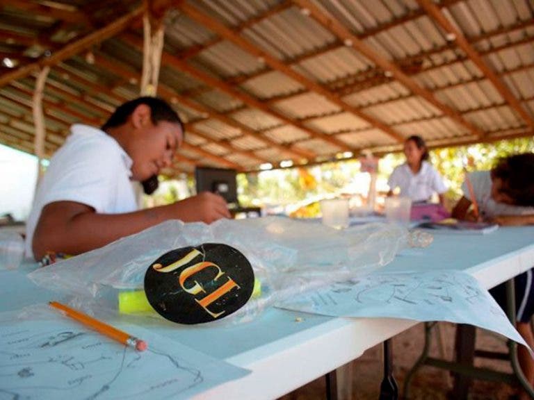 Hijos de ‘El Chapo’ Guzmán equipan escuela de Sinaloa con sillas y uniformes