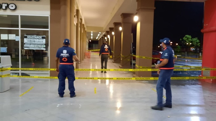 (Video) Se desplomó parte del techo de la Plaza Canek en Mérida por las lluvias