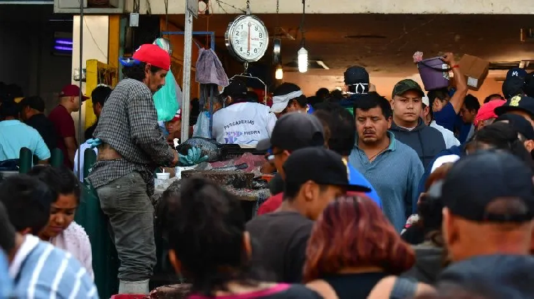 Olvidan ‘sana distancia’ para cumplir con la Cuaresma y comer pescado