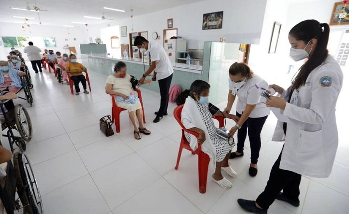 Mérida: Abuelitos en asilos o que están postrados reciben vacuna anti Covid-19