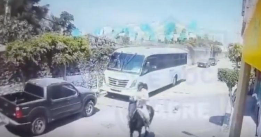 (VIDEO) Guanajuato: Perrito es arrastrado por un sujeto con su caballo