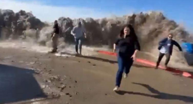 VIDEO: Una ola gigante impacta una playa en California y deja al menos 8 heridos