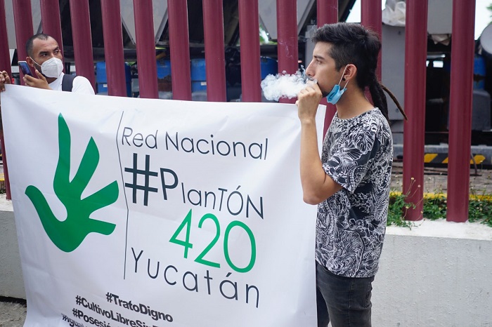 Mérida: Festejan sentencia de la SCJN fumando mariguana afuera del Poder Judicial