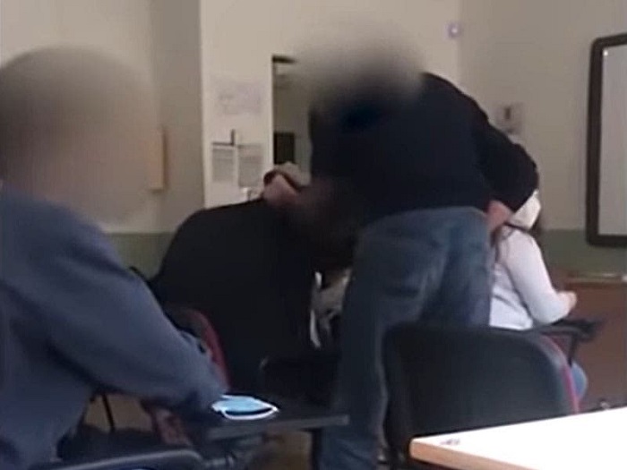 VIDEO: Maestro golpea a estudiante por no utilizar cubrebocas
