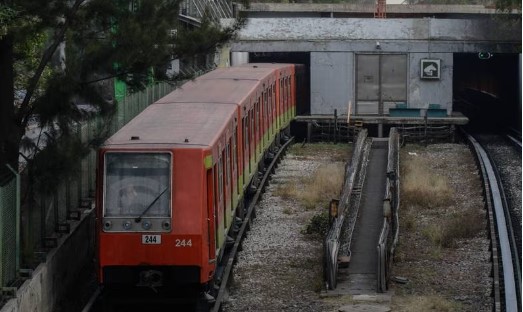 CDMX: Exoneran de sabotaje a mujer acusada de tirar aspas de lavadora a vías del Metro