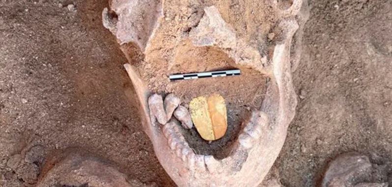 Hallan momia con lengua de oro en Egipto