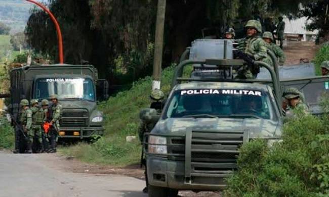 Huachicoleros se enfrentan con militares en Puebla a pedradas