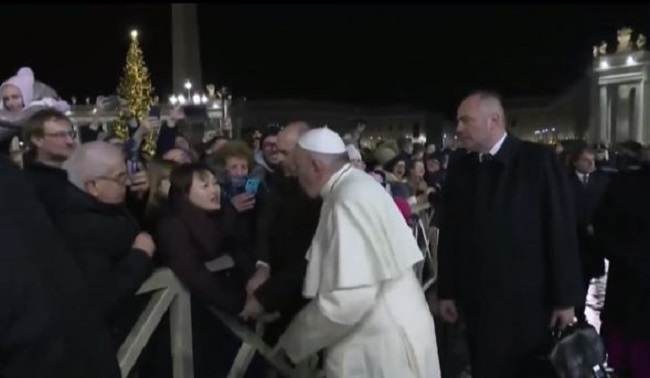 Papa Francisco es jaloneado por una mujer en misa de Año Nuevo