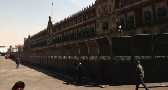 Vallas en Palacio Nacional: “No es porque tengamos miedo”, López Obrador