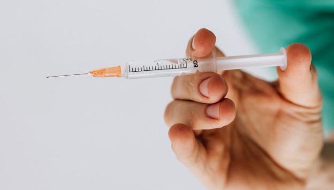 Vacuna contra Covid de Oxford produciría doble protección que duraría años