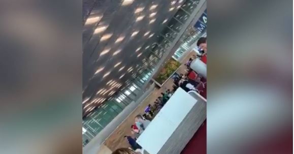 Mexicanos cantan 'Cielito Lindo' en aeropuerto de Francia a la espera de salir