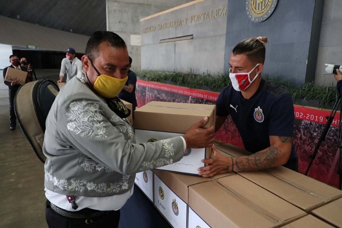 Chivas paga apuesta y entrega despensas a mariachis