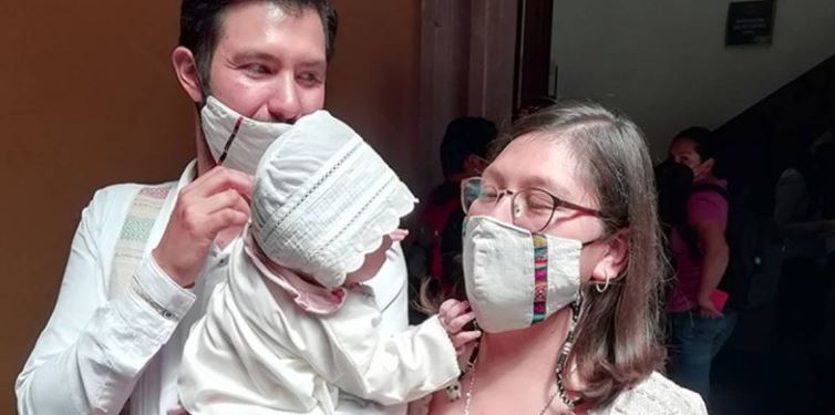 Bebé en Querétaro llevará apellidos maternos de sus padres