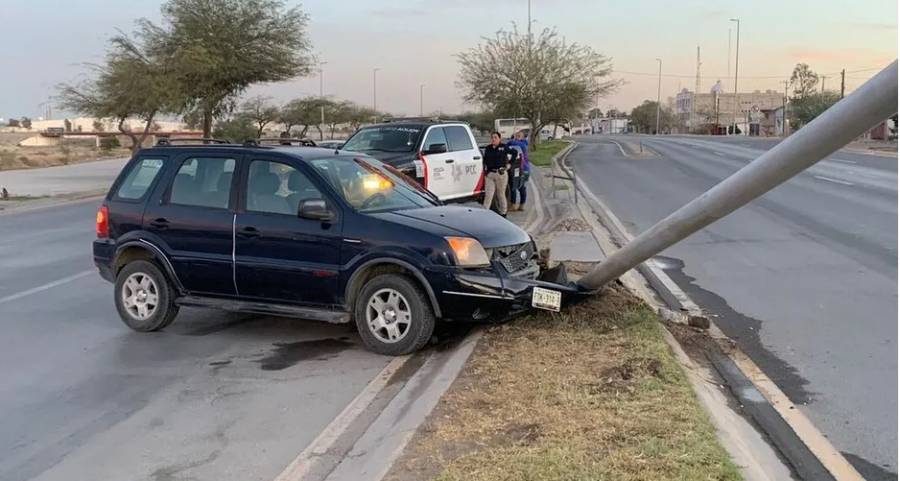 Torreón: Por exceso de velocidad, conductor se estrella contra luminaria