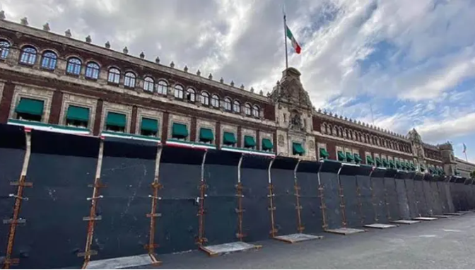 Feministas acusan "muros de la verguenza" en Palacio Nacional, previo al 8M