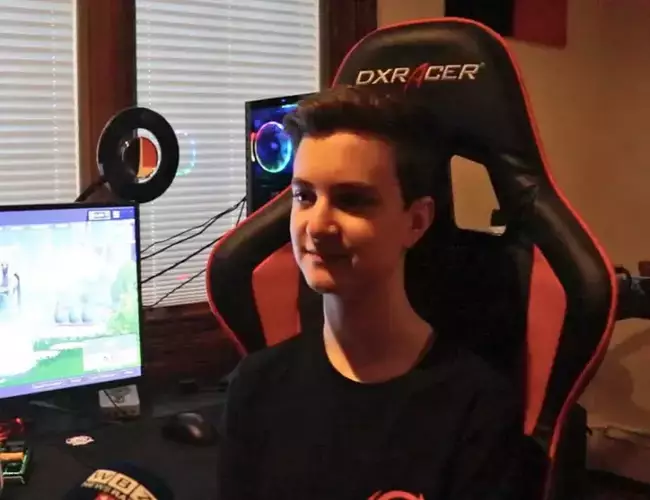 (VIDEO) Niño deja la escuela para jugar Fornite y ¡su padre lo apoya!