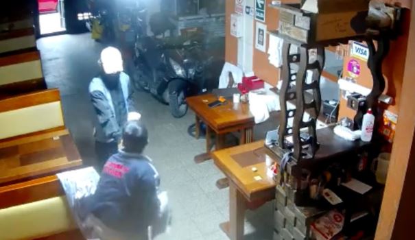 VIDEO: ¿Final feliz? Dueño de negocio repele robo y mata al ladrón a balazos