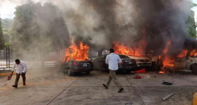 Normalistas de Ayotzinapa incendian carros en el Congreso local