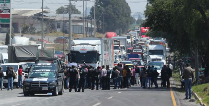 Personal médico bloquea carretera Toluca-Tenango para exigir vacunas