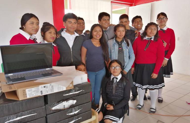 Yalitza Aparicio dona computadoras en escuela de Oaxaca