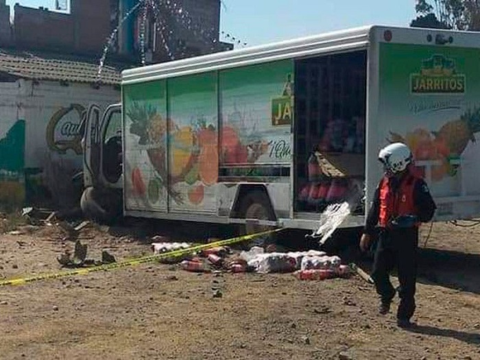 VIDEO: Camión refresquero arrolla y mata a un padre con sus hijos