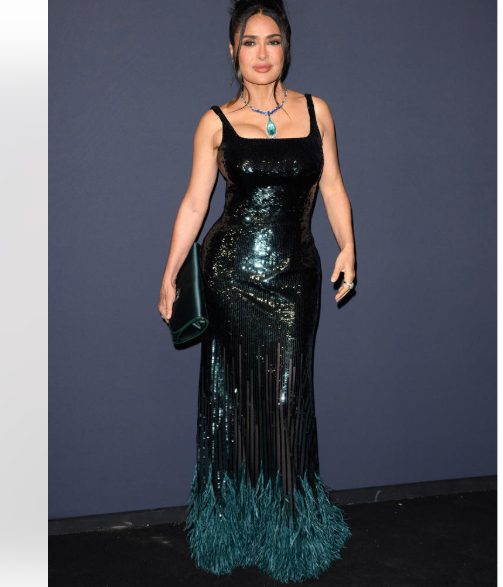 Salma Hayek impacta en Cannes con un vestido verde esmeralda de diva de Hollywood