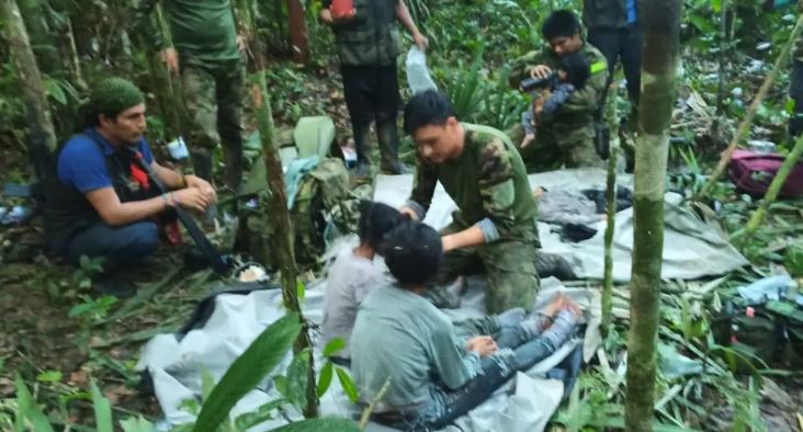 Hallan vivos  los 4 niños extraviados tras avionetazo en la selva de Colombia