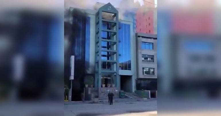 VIDEO: Hombre salta del quinto piso de un hospital durante incendio en Tijuana