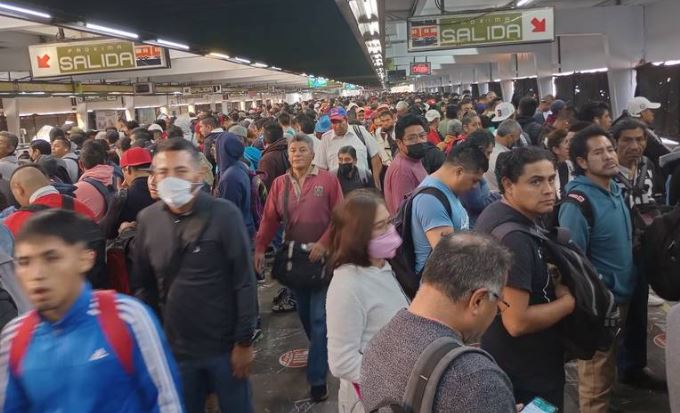 ¡Y sigue fallando! Usuarios denuncian colapso en 7 de las 12 líneas del Metro