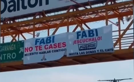 (VÍDEO) SLP: Pide a su ex con mantas "Fabi no te cases"; ¡hasta el gobernador intervino !