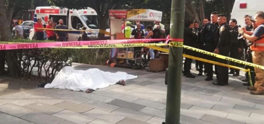 Cae desde piso 14 de edificio frente a Parque Hundido y muere