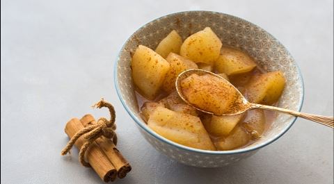 Opción ligera para cenar saludable: Manzana cocida con canela