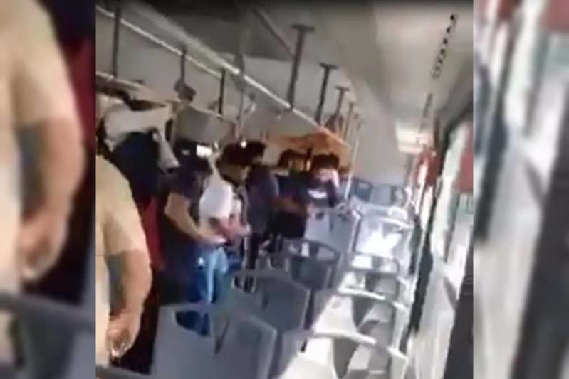 (VÍDEO) Pasajeros en Monterrey descubren que viajan con una cascabel