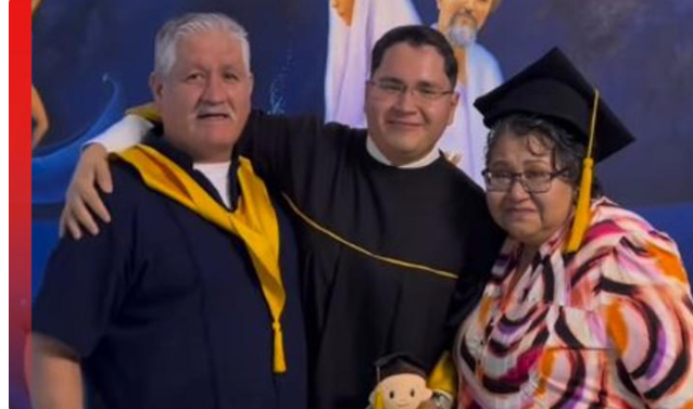 Vendedor de pollo celebra que se graduó de la universidad