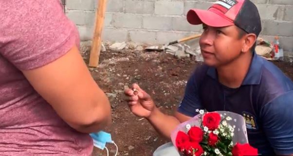 (VÍDEO) Albañil pide matrimonio a su novia en plena obra