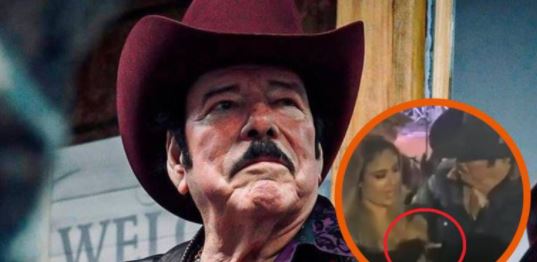 (VÍDEO) Cantante norteño, de nuevo, toca los senos de una admiradora