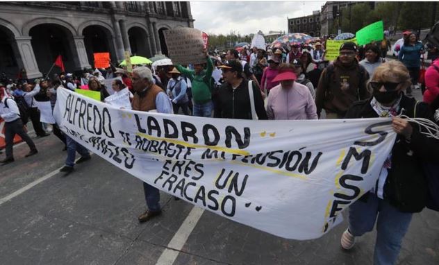 Adultos mayores protestan en en Toluca; más de año y medio sin cobrar sus pensiones