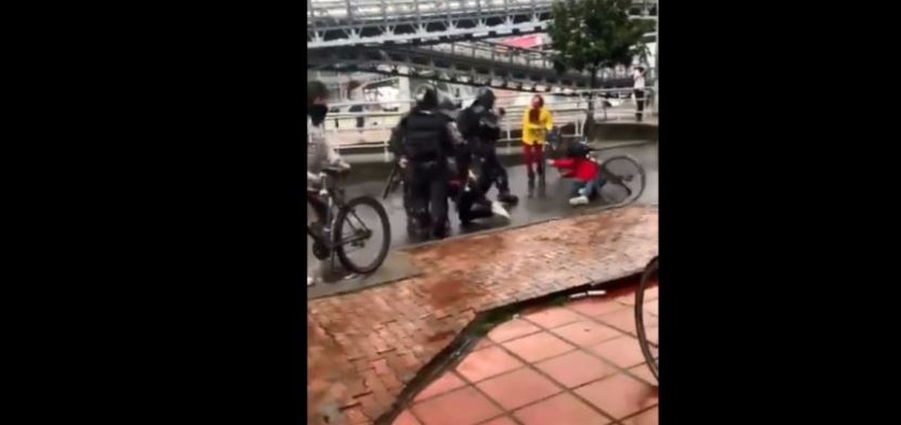 Policía noquea con una patada a estudiante de Colombia