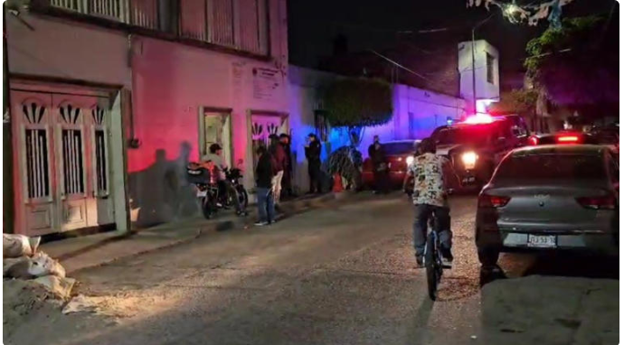 Menor escapa en motocicleta de anexo en Guadalajara