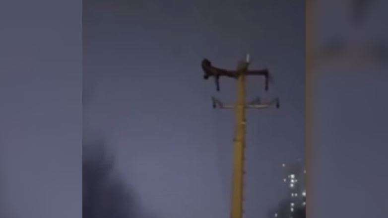 China: Hombre hizo abdominales colgado en un poste y causa un apagón