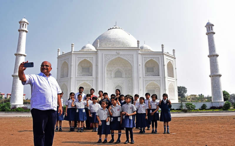 Hombre construye copia del Taj Mahal por amor a su esposa en India