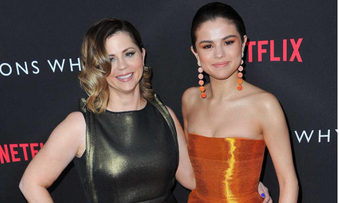 Mamá de Selena Gomez hipoteca su casa para salvar la empresa de ‘Wondermind’