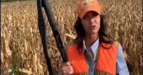 (Vídeo) “Menos Covid, más caza”: Gobernadora de Dakota quien dispara a un ave