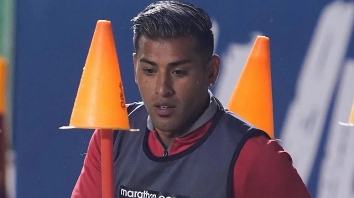 Liga de futbol en Ecuador multa a Sergio López por besar el balón