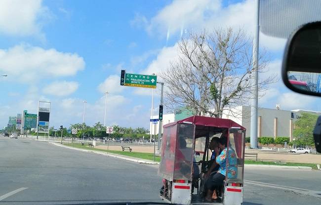 Niños de cinco años no pueden ir en moto, pero si cuatro personas sin casco