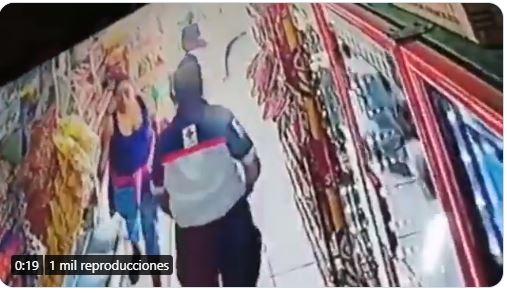 (VÍDEO) Paramédicos de la Cruz Roja son suspendidos, tras robar en una tiendita