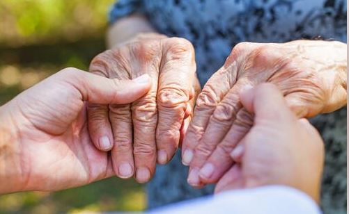 Sujeto abusaba de su abuelita de 80 años... y golpea a quien lo descubrió