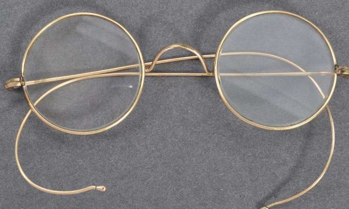 Venden gafas de Mahatma Gandhi en 340 mil dólares en subasta